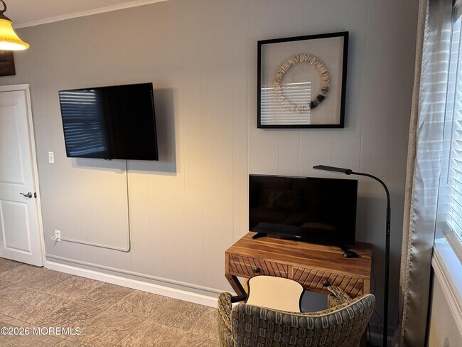 Building Photo - 604 SE Central Ave