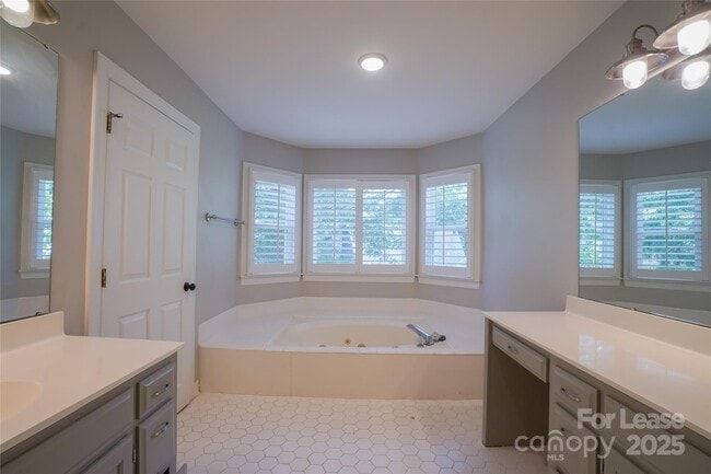 Building Photo - 6932 Foxglove Dr