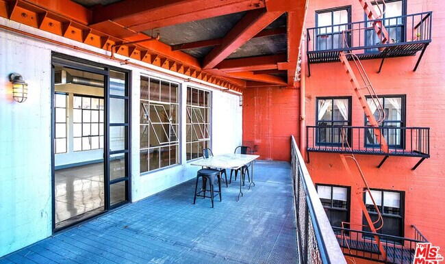 Building Photo - 746 S Los Angeles St