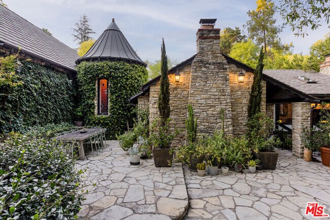 Building Photo - 4880 Queen Florence Ln