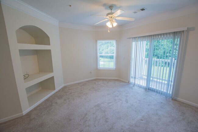 Building Photo - Lovely 2-bedroom, 2-bath condo available f...