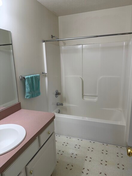 Building Photo - 1360 Meadow Run