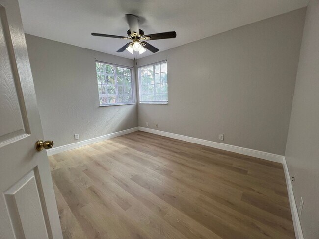 Building Photo - Beautiful Weston 3/2 PLUS LOFT/DEN with Pool