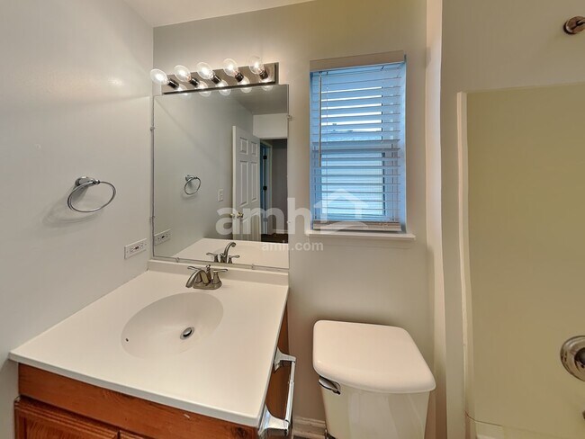 Building Photo - 2202 Henning Pl