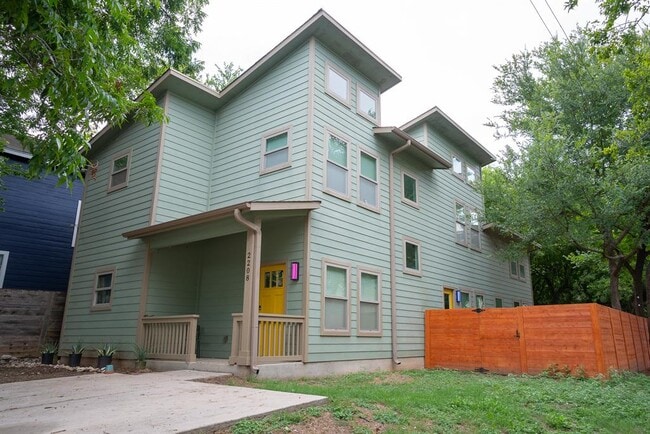 Primary Photo - 2208 E 9th St