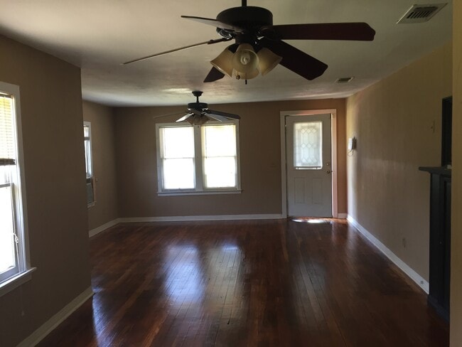 Building Photo - 2 bedroom w/ hardwood floors near TTU!