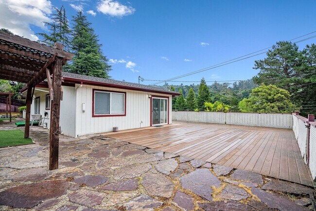 Building Photo - Sun-Filled 2BR/2BA Upper Home with Large Decks & Hardwood Floors in Aptos
