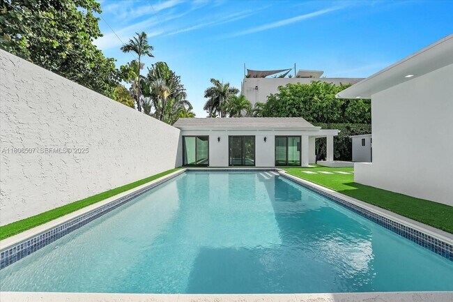 Building Photo - 112 E 1st Ct