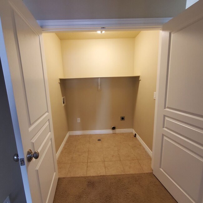 Building Photo - Incredible Lehi Townhouse