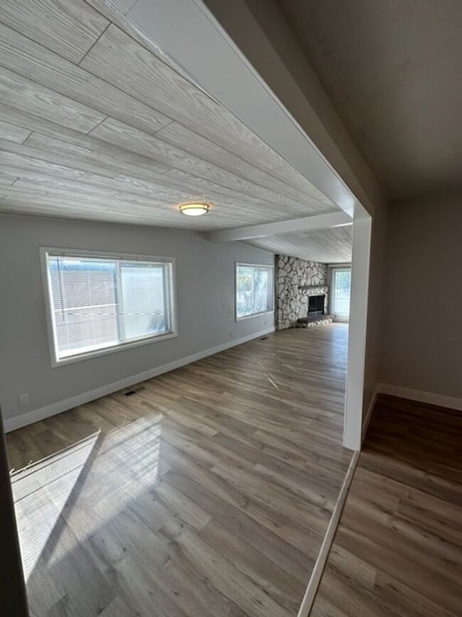 Building Photo - Beautiful 6 bedroom 2 bathroom home is a m...