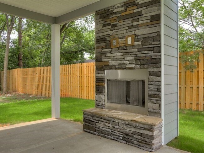 Building Photo - Centrally Located Home Sweet Home