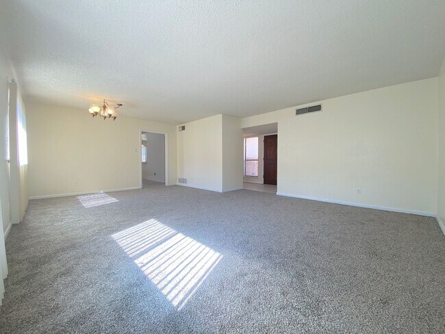 Building Photo - West El Paso 4 bed refrig A/C Home!