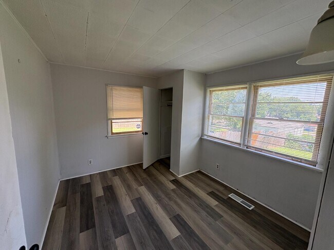 Building Photo - 7861 Madison Dr