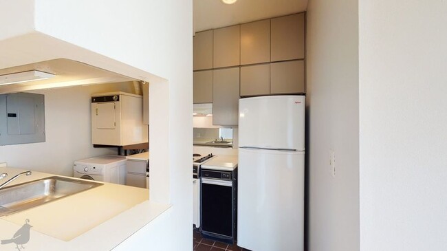 Building Photo - Stylish Studio in Adams Morgan! Amazing Lo...