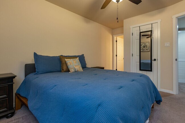 Building Photo - Fully Furnished Ground Level Available Now!