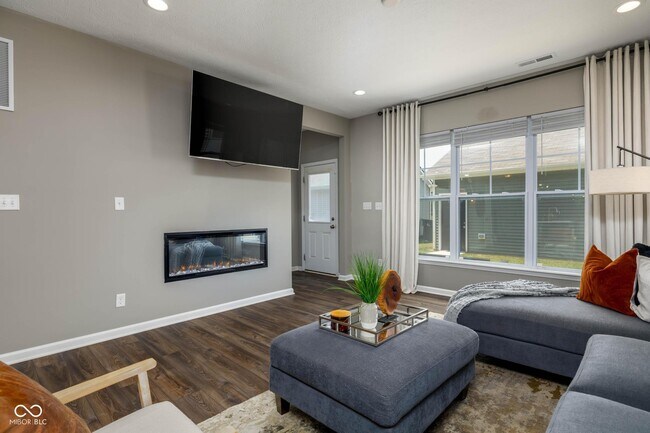 Building Photo - 270 N Warman Ave