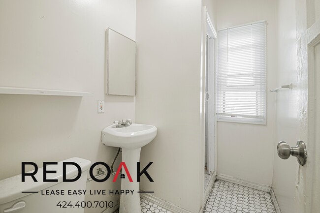 Building Photo - 835 S Oxford Ave