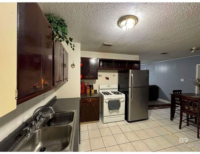 Building Photo - Charming 3 Bedroom 2 Bath in Berkshire Hills