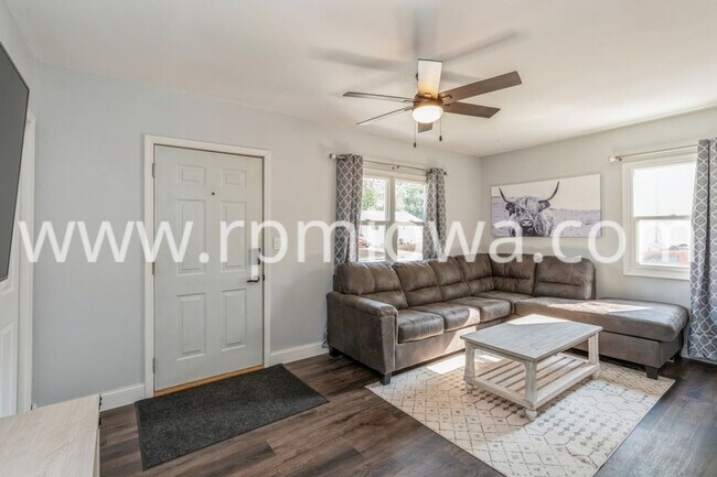 Building Photo - COZY RANCH!! 2 Bedroom, 1 Bathroom Home in Des Moines