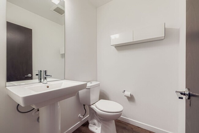 Building Photo - Bright 3bed/2.5bath Townhome in Judkins Park Neighborhood!