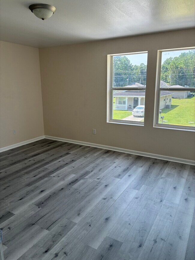 Building Photo - Beautiful 4/2 duplex