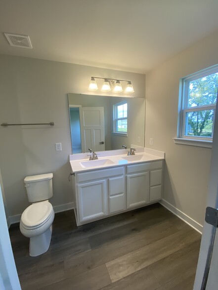 Building Photo - 1343 Crescent Ridge Dr