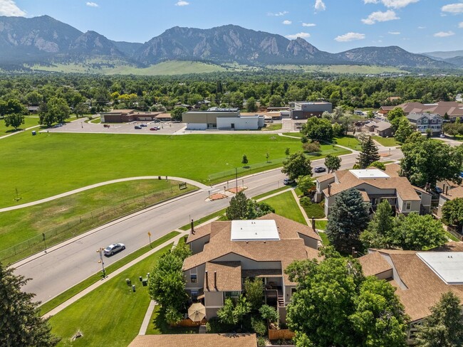 Building Photo - Bright & Peaceful 2BR Condo in South Boulder