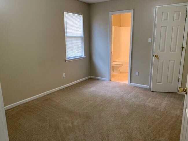 Building Photo - 3BD/2B located in Valdosta city limits.