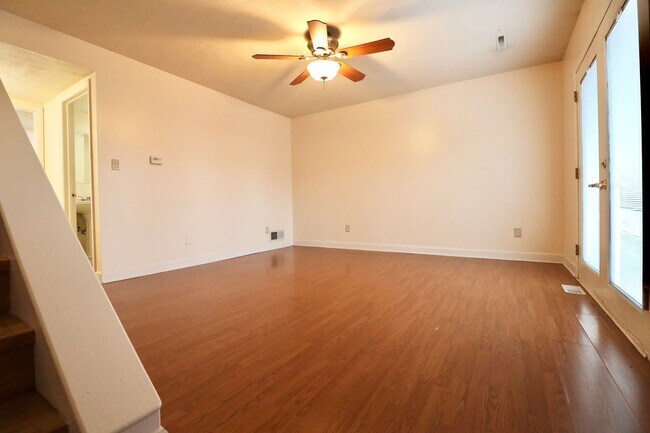 Building Photo - 2 Bedroom/2 Bath Townhouse near Stadium - ...