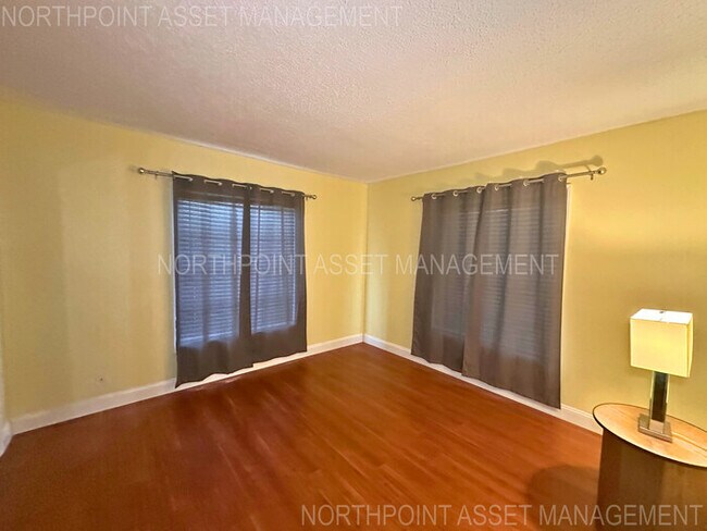 Building Photo - Welcome to charming 2-bedroom, 1-bathroom home in  Fort Lauderdale