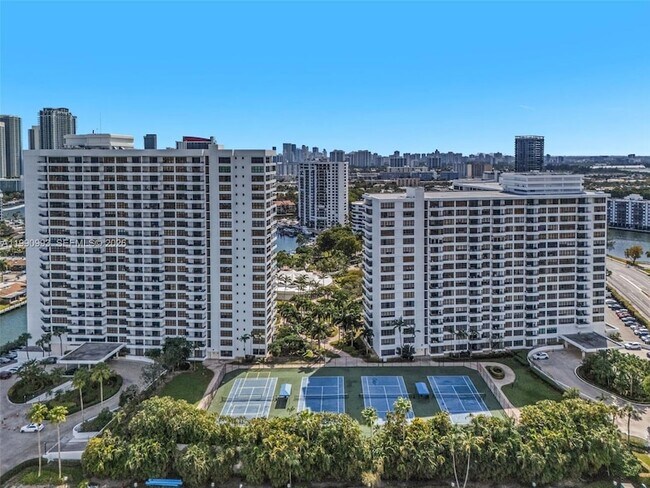 Building Photo - 2500 Parkview Dr