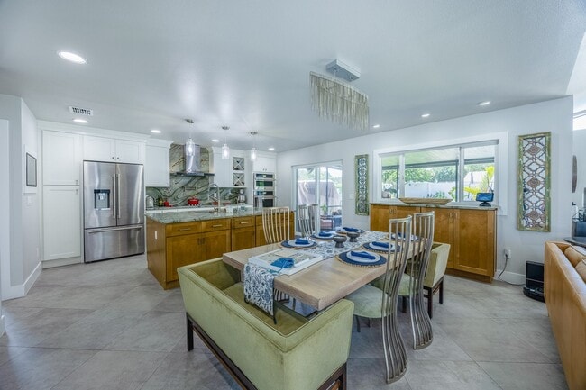 Building Photo - Fully Renovated 4 Bed/ 2.5 Bath Home in Wi...