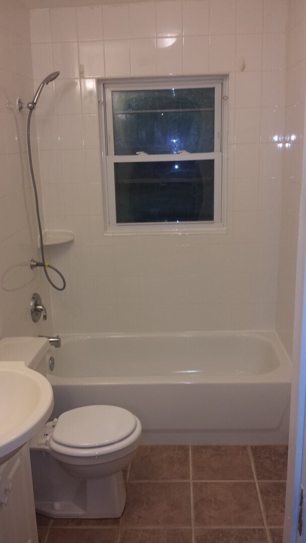 Building Photo - 4 Bedroom House, close to downtown and 3 3 campus's