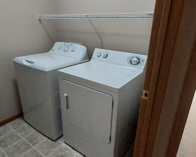 Building Photo - Nice 3 Bedroom 1.5 Bathroom Townhome in Hu...