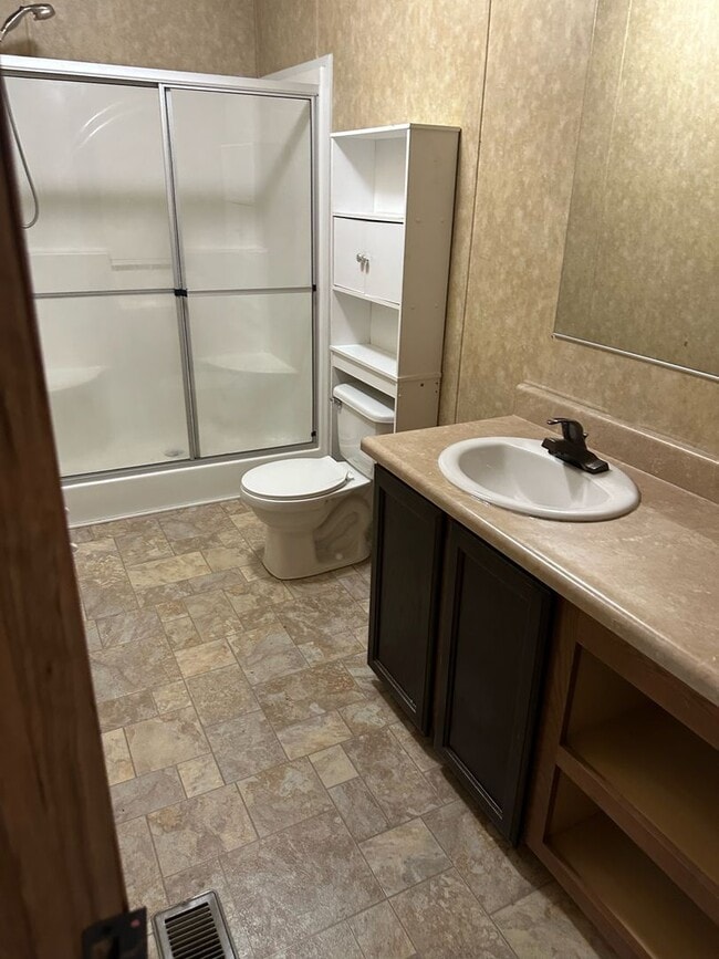 Building Photo - 3 Bed, 2 Bath Trailer