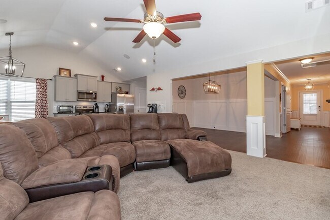 Building Photo - 4 Bedroom 2 Bath Canterbury Farms