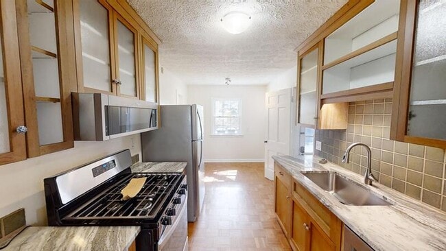 Building Photo - 601 W Hoover Ave