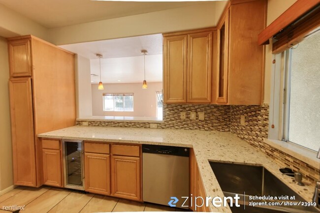 Building Photo - 4 br, 2.5 bath Condo - 20300 Vanowen Stree...