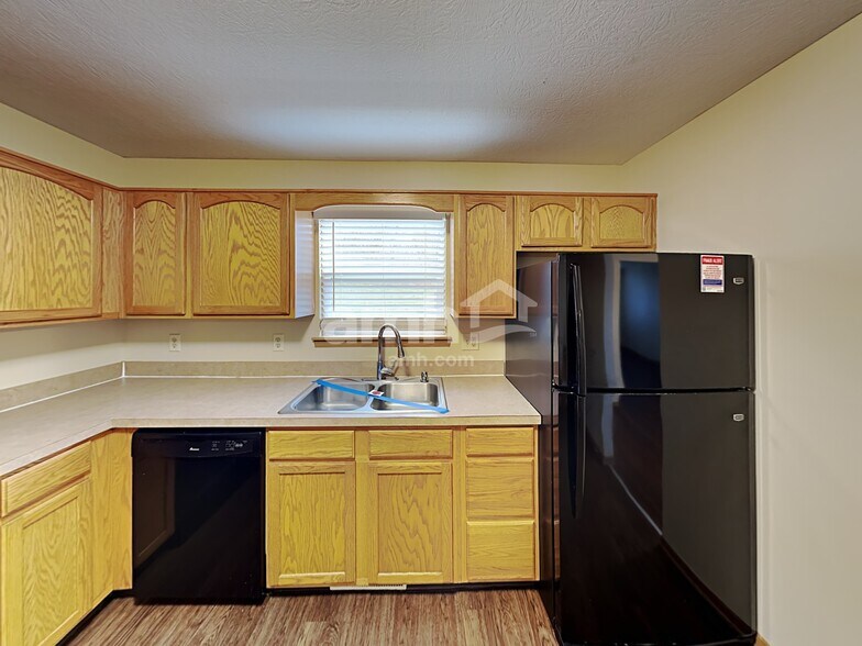 Building Photo - 875 Maher Dr