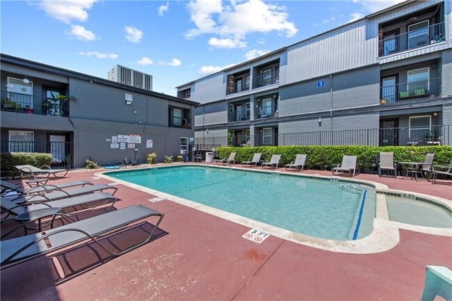 Building Photo - AVAILABLE NOW: 1 BR / 1 BA - Heart of Soco - SS Appliances - Minutes from DT