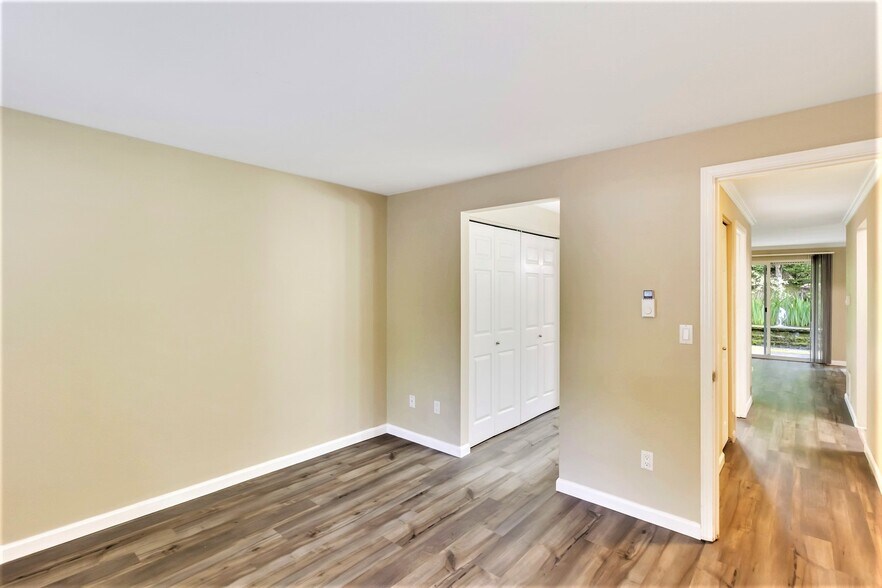 pass through to laundry, ensuite vanity, and sperate full bathroom - 10026 NE 127th Pl