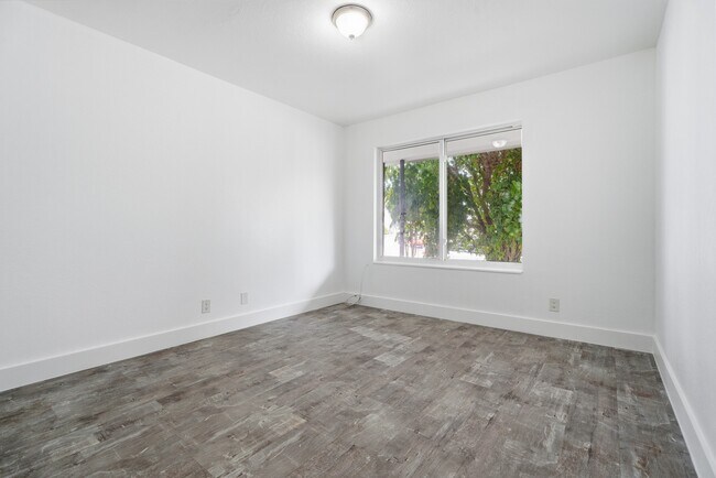 Building Photo - 8430 Crespi Blvd