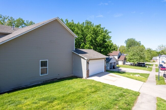 Building Photo - 5005-5007 Carrie Ridge Dr.