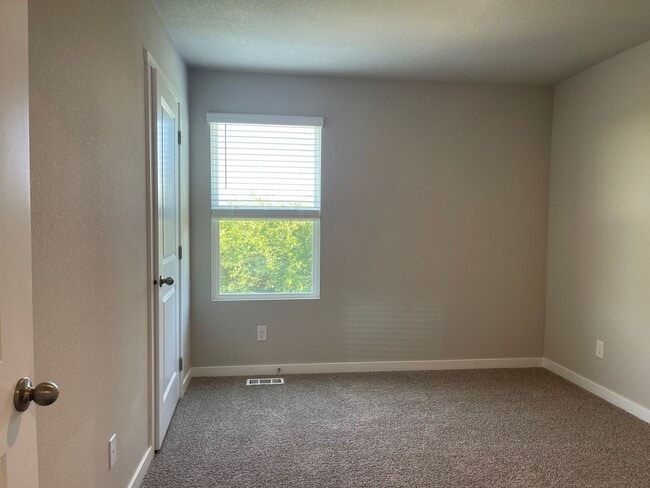 Building Photo - Beautiful 3 bed, 2 bath townhome $2200