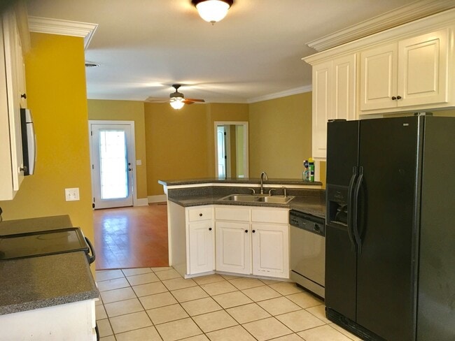 Building Photo - 233 Forest Glen Dr