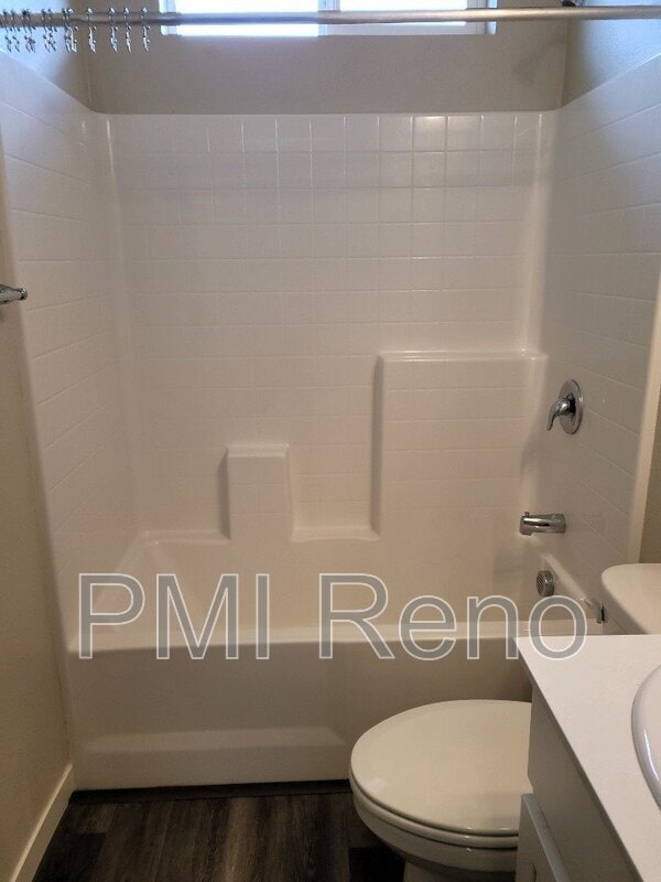 Building Photo - 1520 Golf Ct