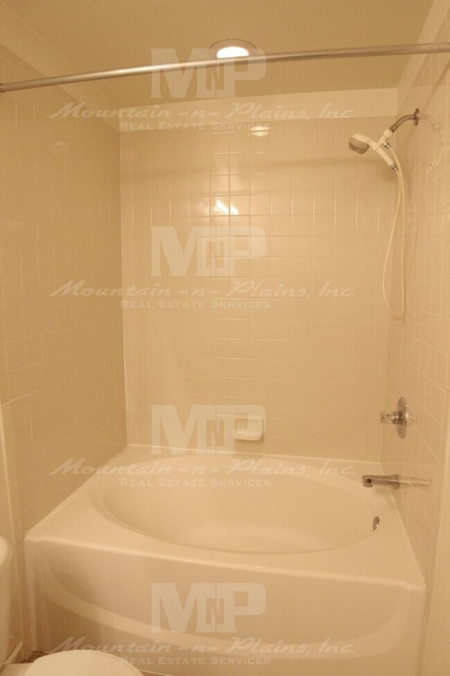 Building Photo - 5225 White Willow Dr