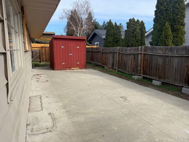 Building Photo - Now renting 3 bedroom duplex