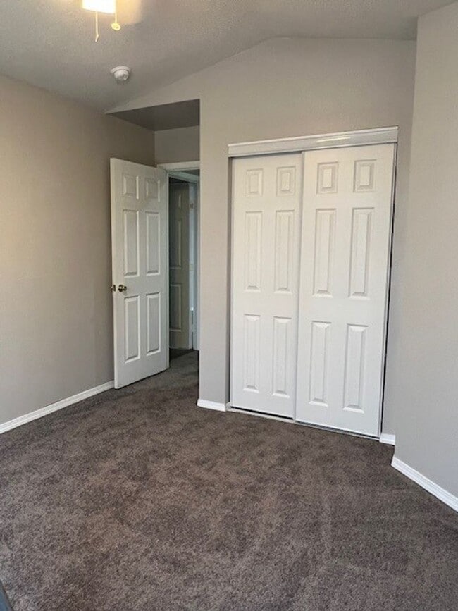 Building Photo - WELCOME TO YOUR NEW HOME! Large fenced yard. minutes from the Spokane River and Centennial Trail!...