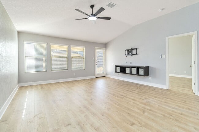 Building Photo - Gorgeous 3 bedroom, 2 bath home with a study near the Forum & Randolph AFB!